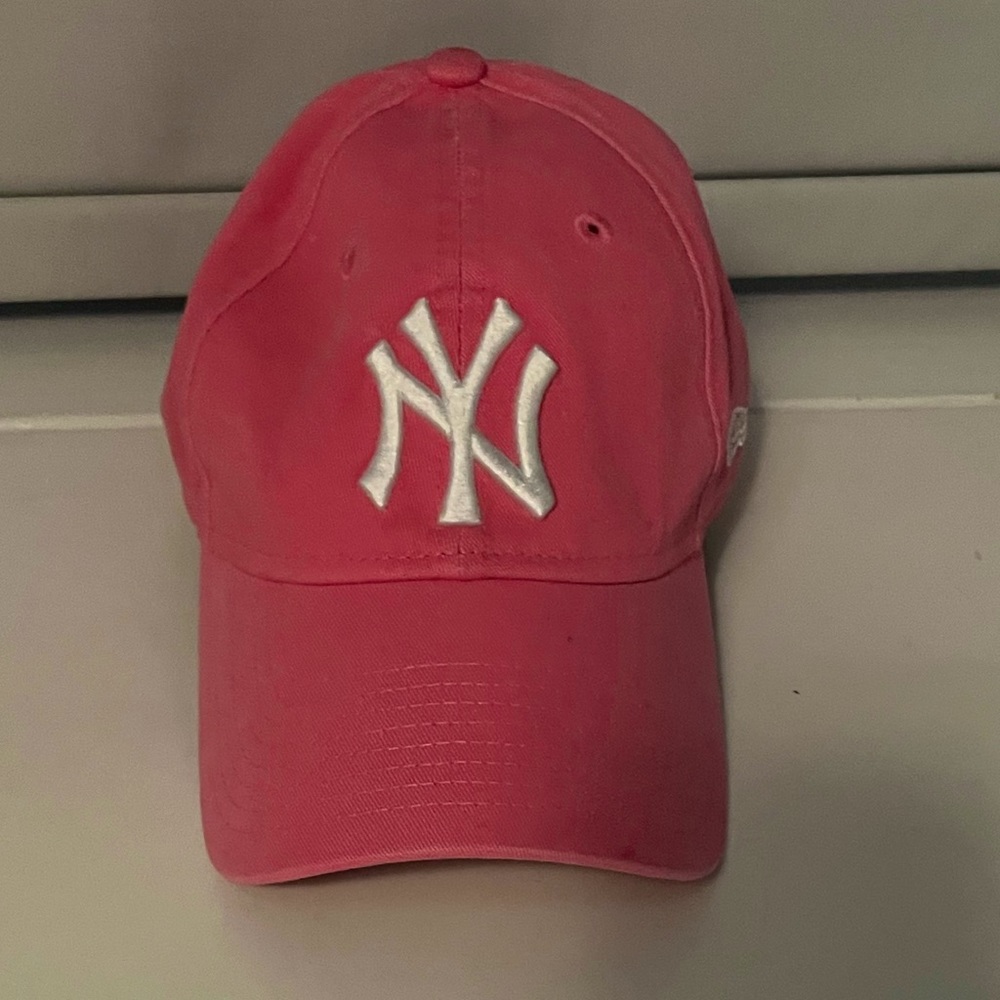 Womens New Era Pink Yankees hat. Never been worn